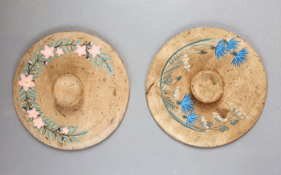 2 Platoirs à beurre décorés d'une couronne florale
